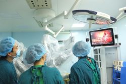 Lần đầu tiên sử dụng robot phẫu thuật ung thư gan