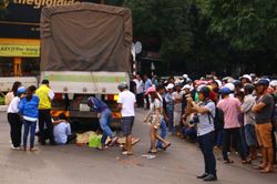 Người thân khóc ngất bên thi thể cô gái bị xe tải cán