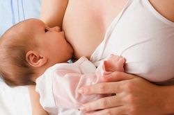 Đau đớn mỗi lần cho con ti, mẹ bỉm sữa bày nhau cách trị con cắn khi cho bú