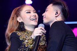 Trịnh Thăng Bình công khai khóa môi Minh Hằng trên sân khấu