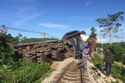 Va chạm với máy xúc, tàu Bắc - Nam trật bánh