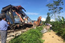 200 người khắc phục sự cố tàu Bắc - Nam va chạm máy xúc
