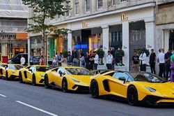 Dàn siêu xe Lamborghini 'sẹc tông' nhuộm vàng phố London