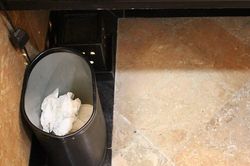 Phát hiện 2 thi thể thai nhi trong nhà vệ sinh của công ty giày
