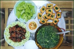 Mẹ đảm khoe mâm cơm ngon, đẹp, đủ món chỉ 50 nghìn khiến mọi người 'phát sốt'