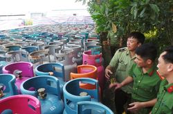 Hàng vạn vỏ bình gas chất đầy trụ sở BQL cụm công nghiệp
