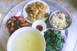 Chia sẻ mâm cơm gia đình 5 người chưa đến 50 ngàn, cô gái trẻ bị các 'thánh soi' 'mổ xẻ'