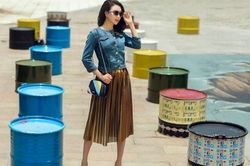 Trà Ngọc Hằng phối màu đa sắc với thời trang đường phố