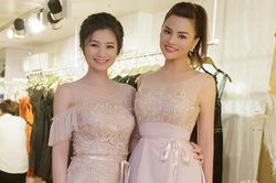 Diệu Hương rạng rỡ tới chúc mừng bạn thân 20 năm Vũ Thu Phương lên chức bà chủ