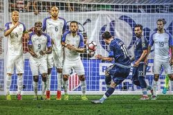 10 pha sút phạt đẳng cấp của Messi