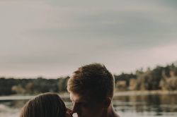 Chụp ảnh nude nghệ thuật cùng chồng, nữ nhân viên ngân hàng bị sa thải