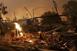 Cháy rừng dữ dội tại bang California, Mỹ, ít nhất 10 người chết