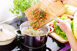 Thói quen nấu nướng sai lầm các bà nội trợ thường mắc