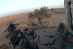 Kinh hoàng Al-Qaeda Syria hành quyết tại chỗ nhóm tù binh IS (video)