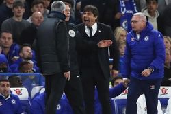 HLV Conte 'khẩu chiến' Mourinho sau trận hòa Roma