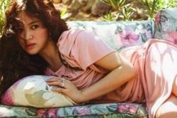 Song Hye Kyo đeo nhẫn kim cương, sắm đồ nội thất với Song Joong Ki