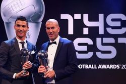 Thầy trò Ronaldo ẵm giải thưởng FIFA