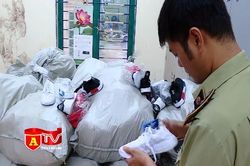 Tạm giữ gần 2.000 đôi giày thể thao giả nhãn hiệu nổi tiếng