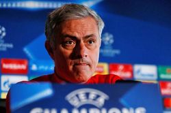 Conte xem nhẹ MU hơn Roma, Mourinho nói quên Chelsea đi