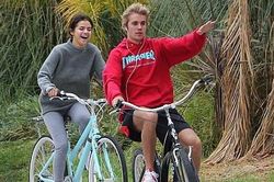 Justin Bieber và Selena Gomez đạp xe dạo phố giữa tin tái hợp