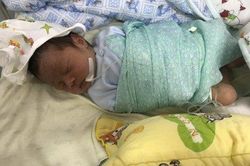 Bé gái sơ sinh bị mẹ bỏ rơi ở Bệnh viện Thanh Nhàn