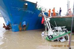 Tàu hàng 3 nghìn tấn mất lái đâm vào bờ ở bến Bính