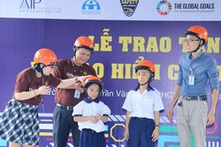800 học sinh, giáo viên được tặng mũ bảo hiểm đạt chuẩn
