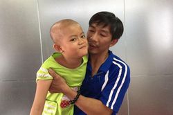 Cha đơn thân khổ sở tìm cách cứu con gái ung thư máu