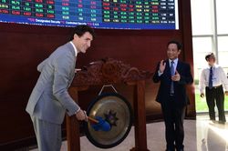 Ông Trudeau đánh cồng tại sàn giao dịch chứng khoán TP.HCM