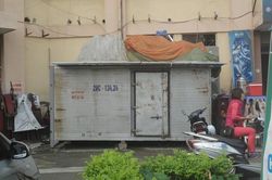 Thùng container chiếm dụng sân chung cư