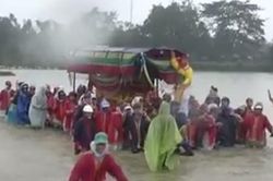 Nghẹn ngào những đám tang vội vàng trong mưa lũ ở Huế, Quảng Nam