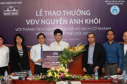 Dược phẩm Nhất Nhất trao thưởng cho VĐV cờ vua Nguyễn Anh Khôi