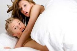 Chết đứng khi biết người vợ giỏi giang thức dậy trong phòng khách sạn của nam đồng nghiệp vì hiếu thắng