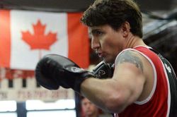 Thủ tướng Canada Justin Trudeau thi đấu boxing