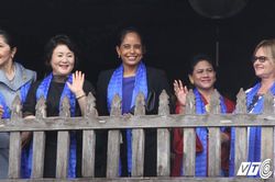 Phu nhân các lãnh đạo APEC đứng trên Chùa Cầu, vẫy tay chào dân Hội An