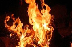 Người đàn ông cháy sém trong góc nhà nghi tự thiêu