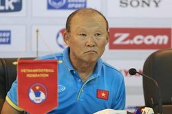 CĐV thích đá đẹp, ông Park Hang-seo cần điểm số
