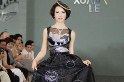 MC Thanh Mai diện váy đính hàng nghìn viên đá quý trên sàn catwalk