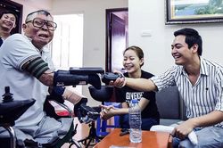 MC Phan Anh trao tay giả cho chiến sĩ sống sót vụ rơi máy bay Mi171