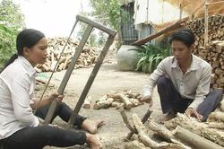 Cảnh sống khốn khó của đôi vợ chồng 'tiều phu' ở miền sông nước