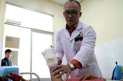 Nối thành công bàn tay bị máy cắt cỏ cắt đứt lìa