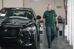 Bắt gặp HLV José Mourinho tại nhà máy của Jaguar