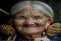 Ai cũng muốn mình xinh đẹp, còn phụ nữ nơi đây lại xăm mặt, kéo tai cho 'bớt xinh' vì lý do đau lòng