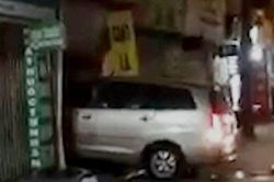 Nhiều người hoảng loạn chứng kiến xe ô tô lao thẳng vào nhà hàng xóm