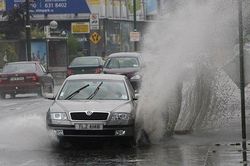 Bị taxi văng nước trúng người, 3 thanh niên lấy gạch đập đầu tài xế