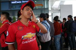 Fan ngủ lại sân bay chờ Ryan Giggs đến Việt Nam ký hợp đồng với tỷ phú Phạm Nhật Vượng