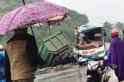 Xe đầu kéo mất lái đâm vào xe khách, nhiều người nhập viện cấp cứu