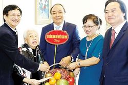 Thủ tướng thăm và chúc mừng các nhà giáo lão thành