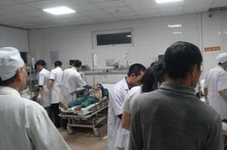 Nghệ An: Sập giàn giáo xây dựng bến xe, nhiều người bị thương