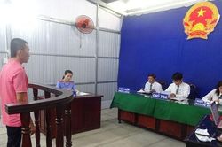 Dùng kéo đâm tình địch vì ghen tuông